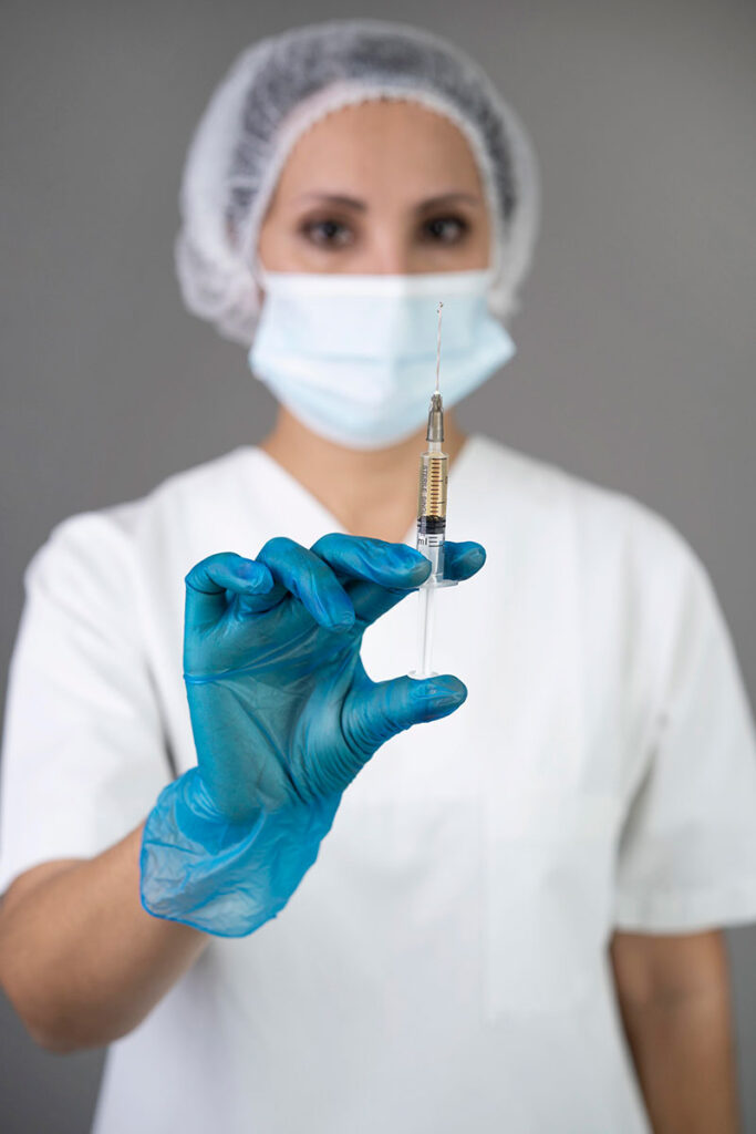 Médica segurando uma seringa